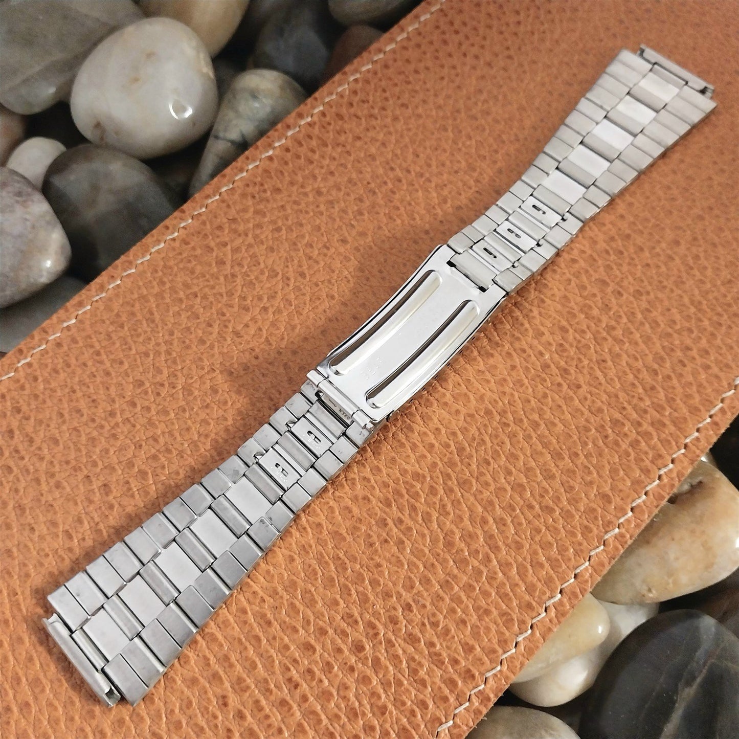 19mm Flared to 24mm Stainless Steel Bear 1970s nos Unused Vintage Watch Band