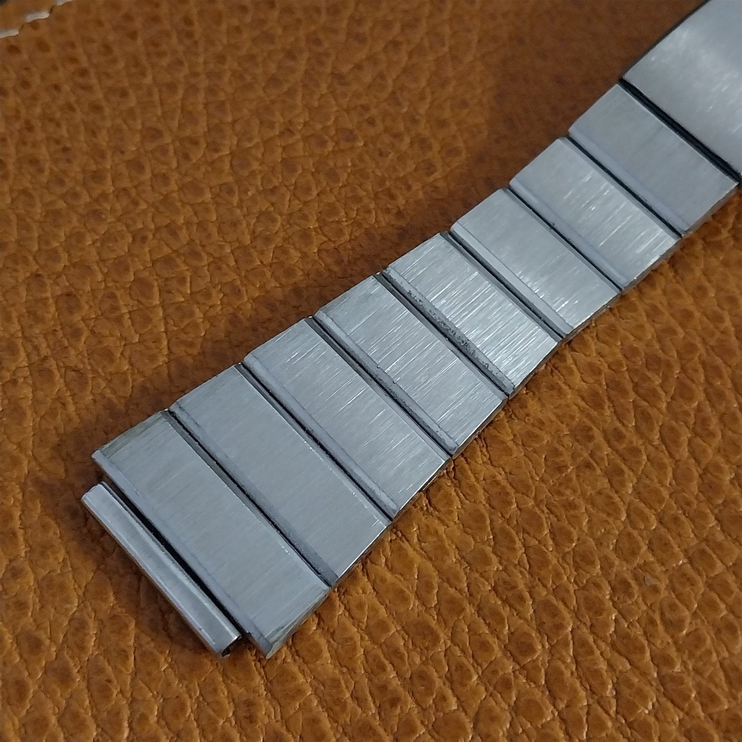 19mm Flared to 24mm Stainless Steel Bear 1970s nos Unused Vintage Watch Band