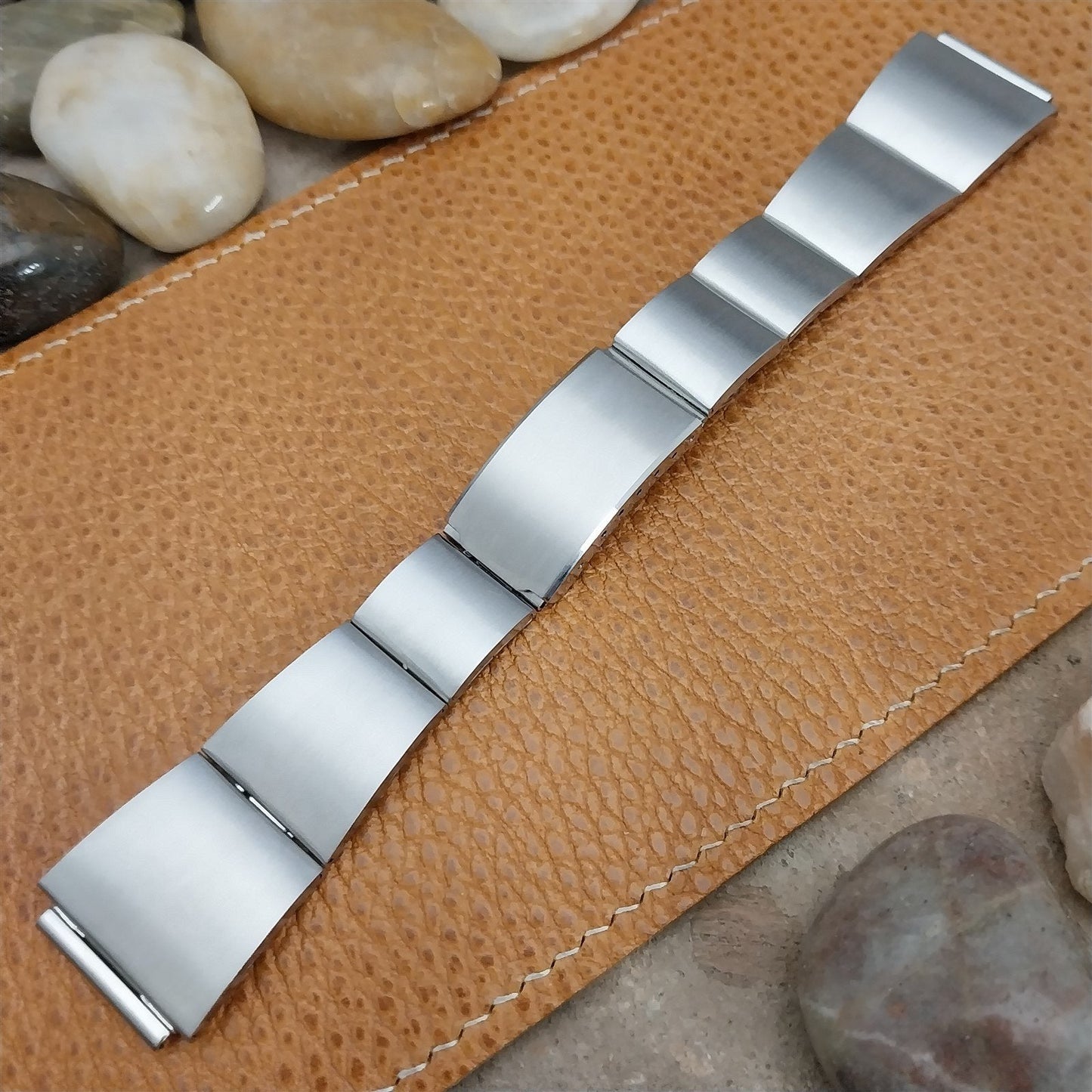 19mm Stainless Steel Bear Japan Classic Flared 1970s Unused Vintage Watch Band