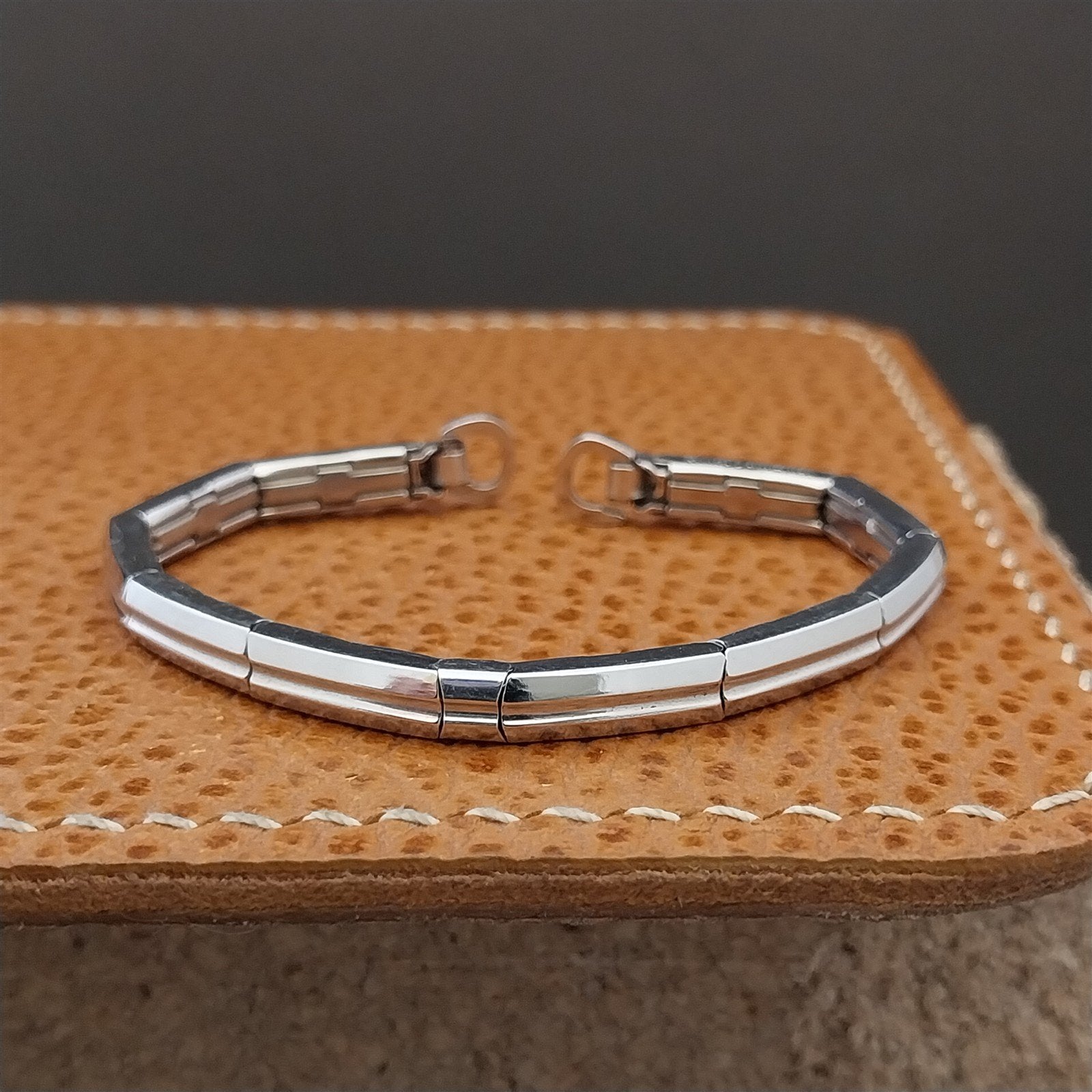 Ladies White Gold-Fill Kreisler Single Lug 1950s Vintage Cocktail Watch Band