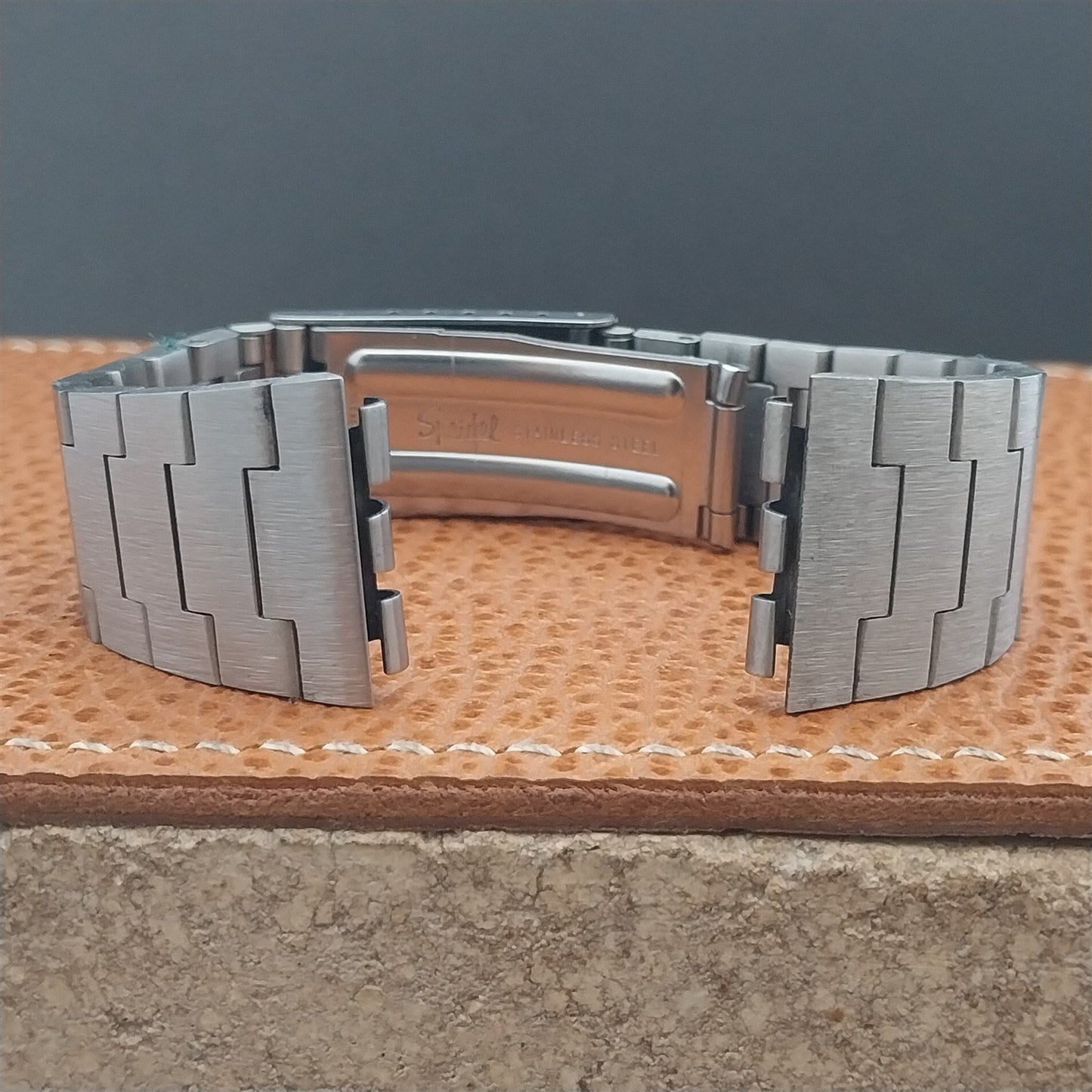 18mm Flared Speidel Special-Fit unused old-stock nos Vintage Watch Band