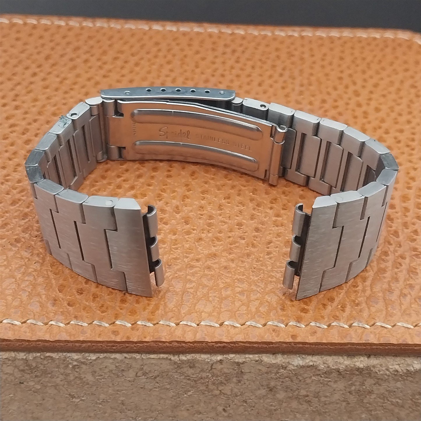 18mm Flared Speidel Special-Fit unused old-stock nos Vintage Watch Band