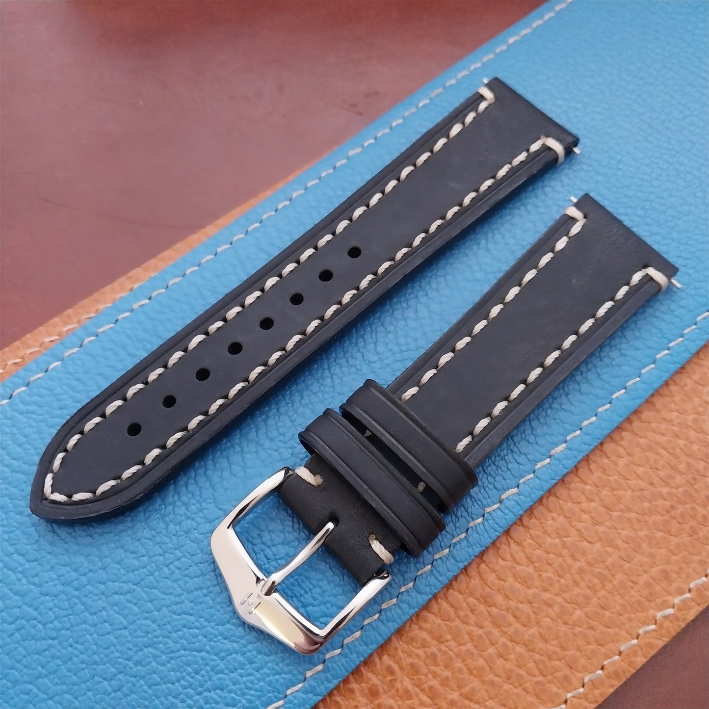 Black 22mm Hirsch Liberty Artisan Leather Classic Tapered 22/20 Watch Strap