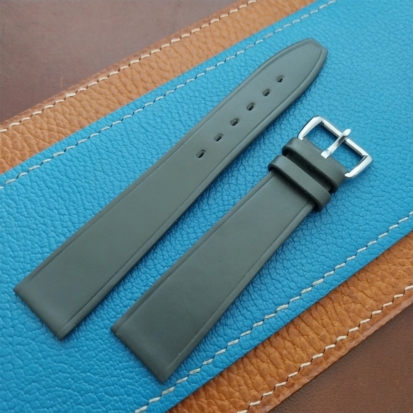 1960s 17.6mm Gray Leather Classic Tapered 2-Keeper Unused Vintage Watch Strap