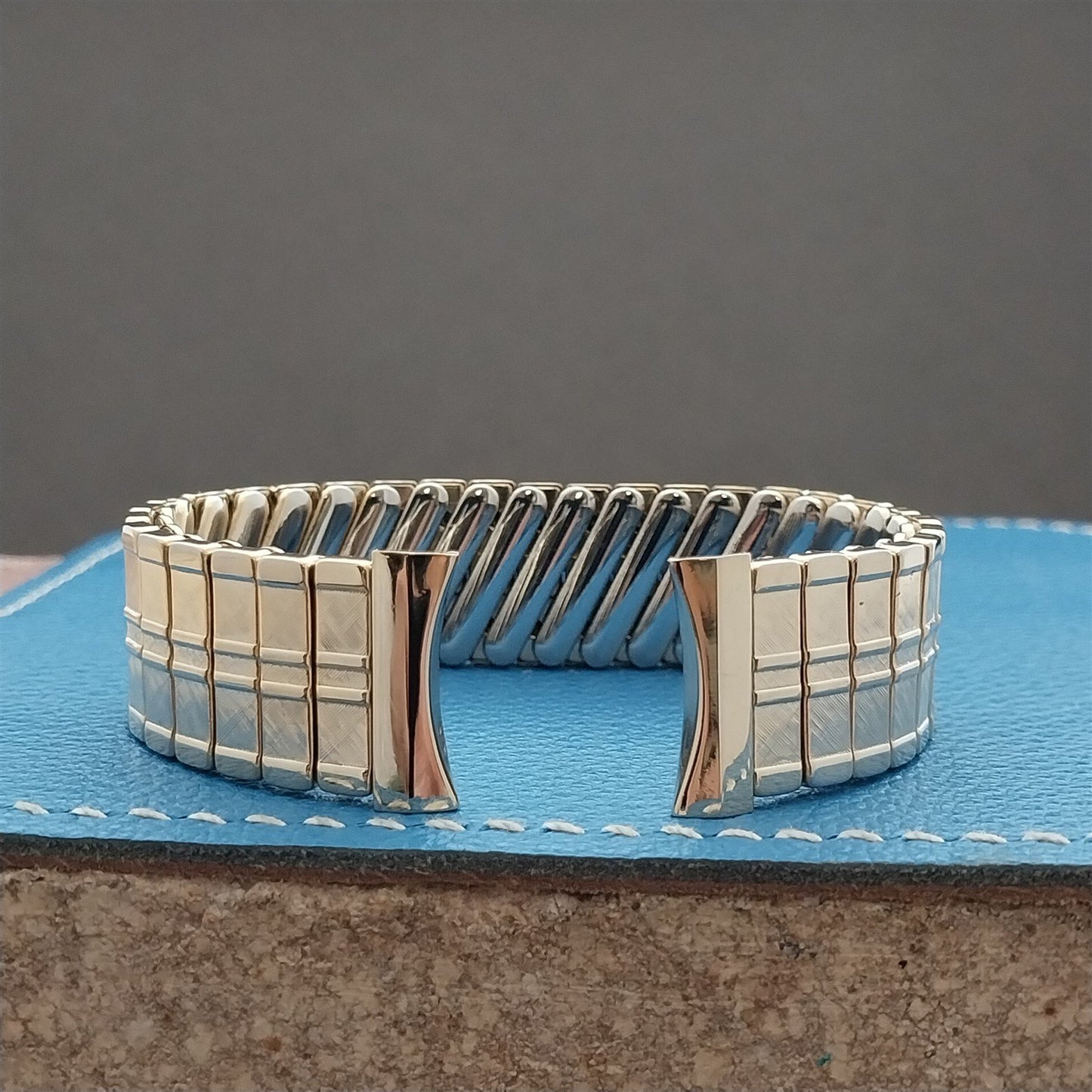 1960s Gold-Tone Hawley Rand 17.2mm Classic Stretch Vintage Watch Band