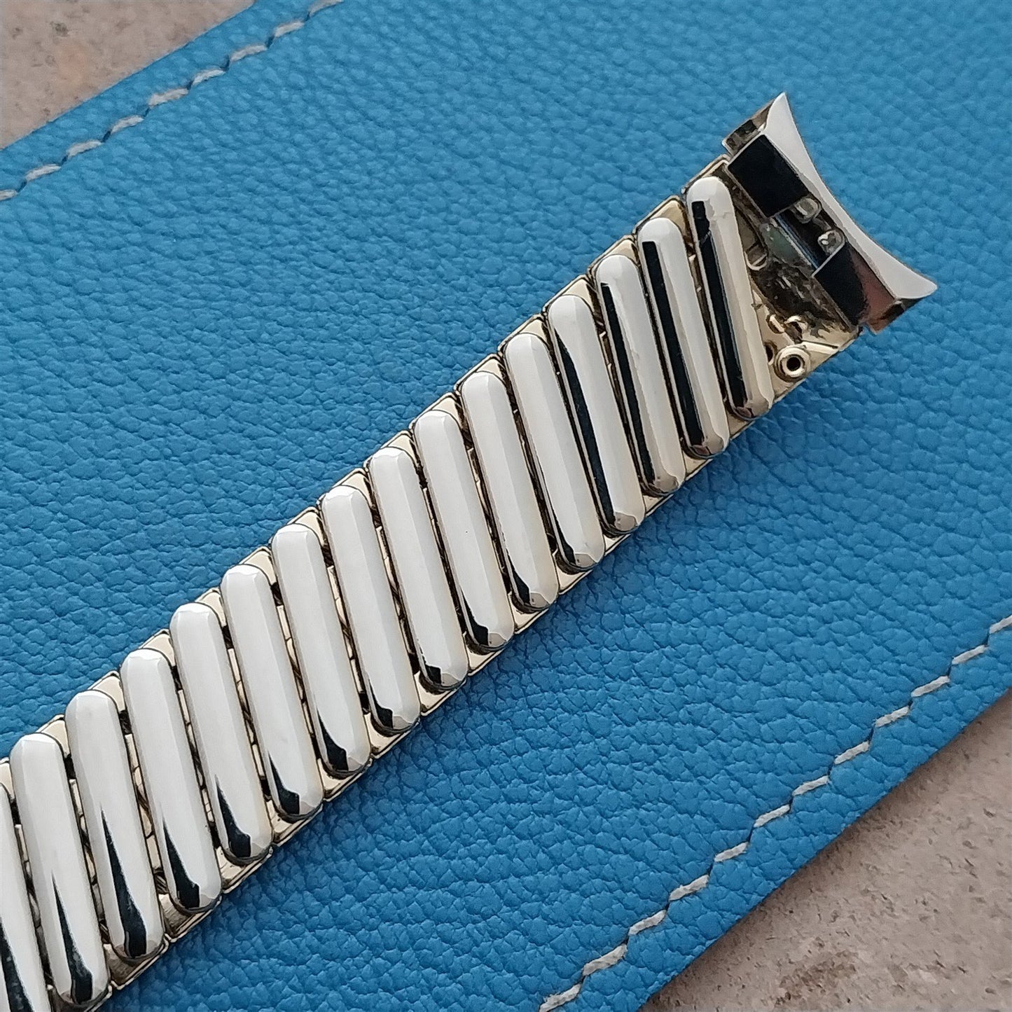 1960s Gold-Tone Hawley Rand 17.2mm Classic Stretch Vintage Watch Band