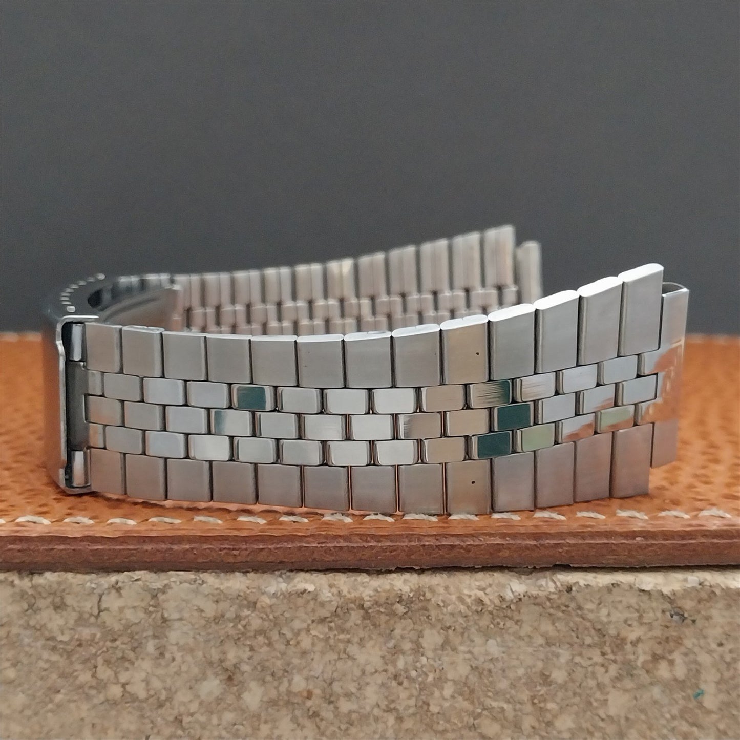 18mm 1970s Vintage Stainless Steel Classic Flared Watch Band