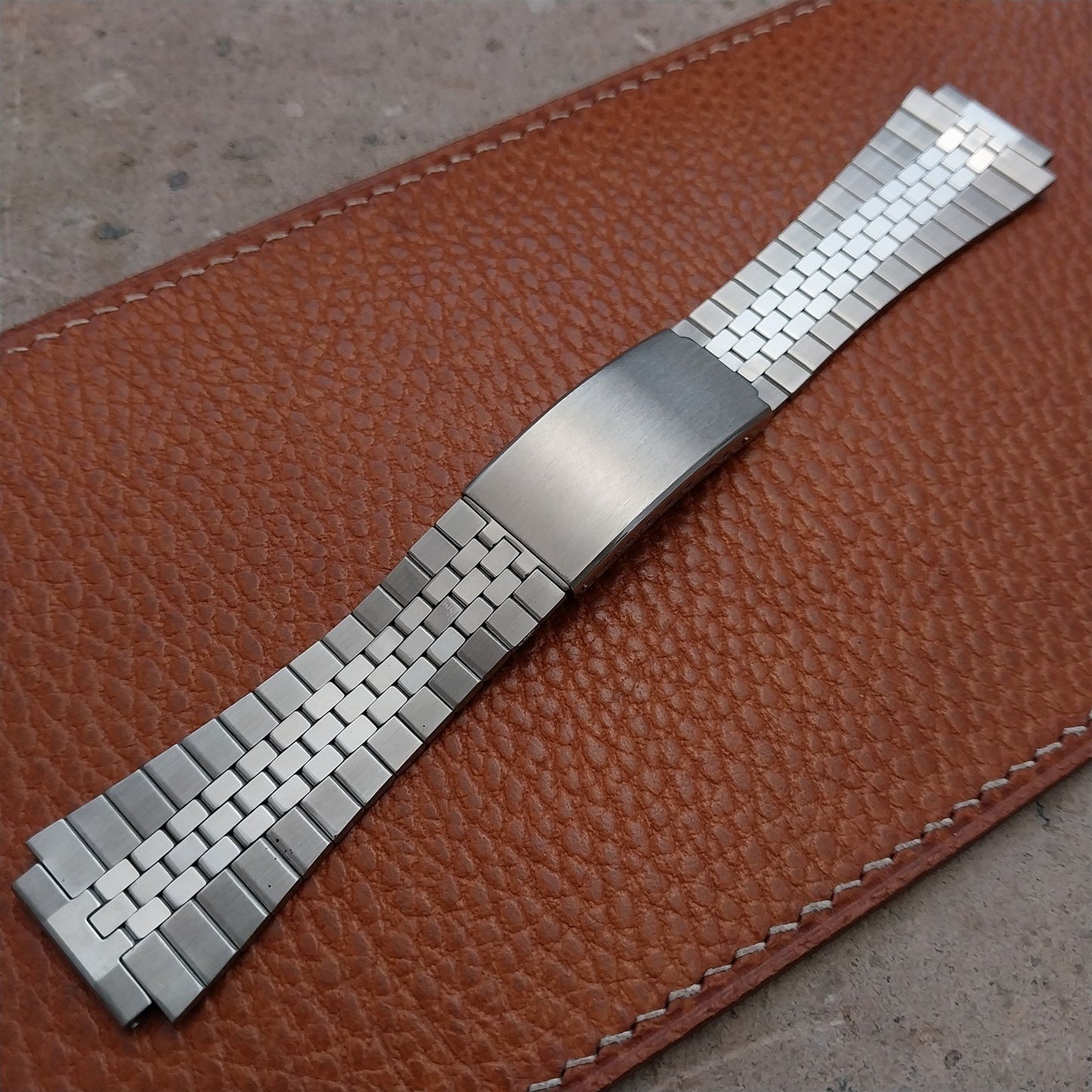 18mm 1970s Vintage Stainless Steel Classic Flared Watch Band