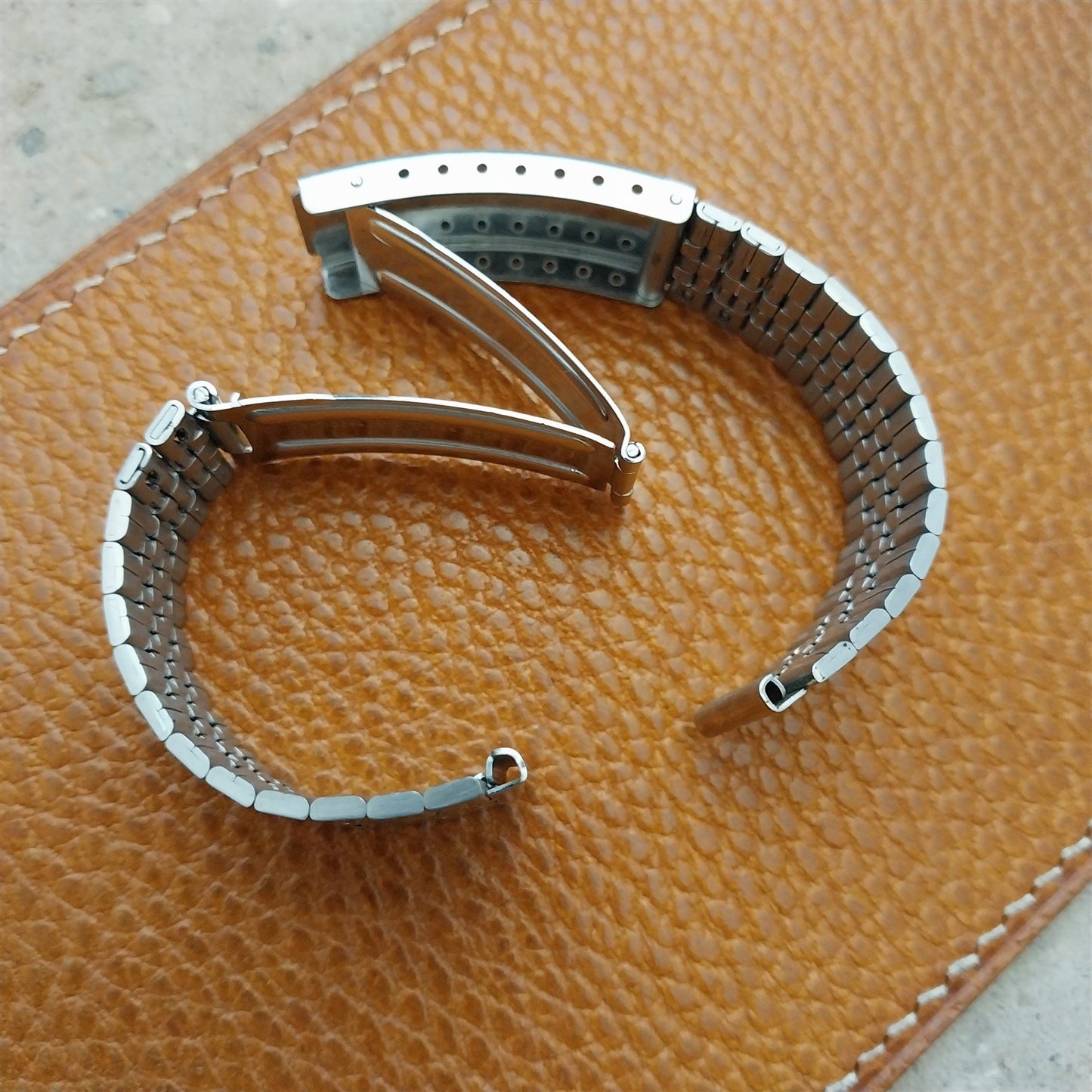 18mm 1970s Vintage Stainless Steel Classic Flared Watch Band