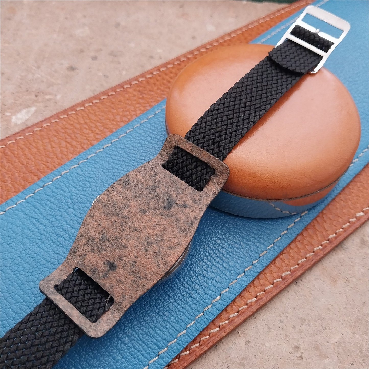 16mm Vintage Style Black Bridle Leather Bund Pad