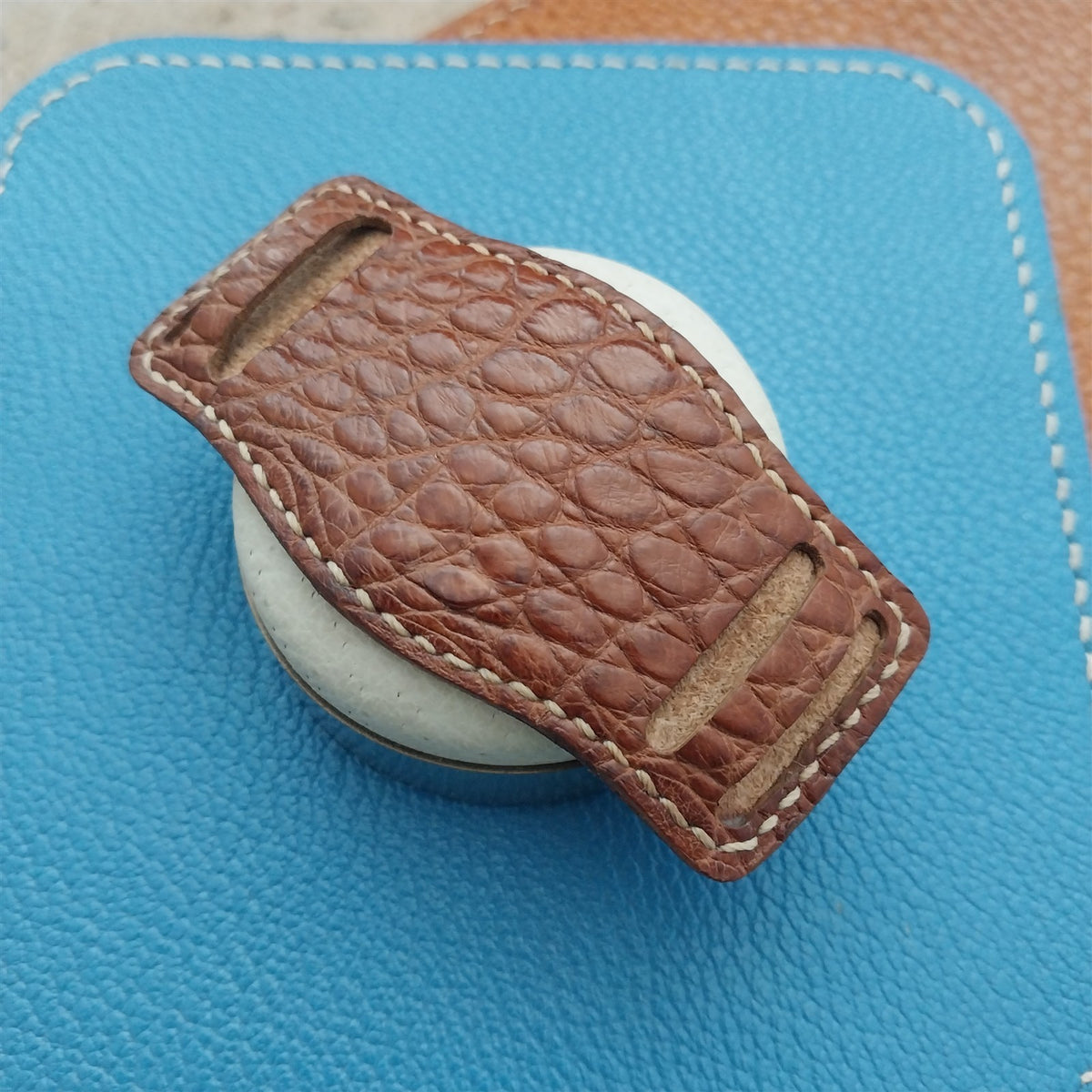 Alligator & Kakishubi Saddle 18mm 19mm 20mm Vintage Style Bund Pad